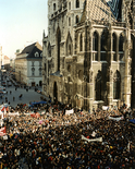 Demonstration gegen Schwarz-Blau, 2000

Analoger C-Print, ca. 30,5 x 24,5 cm, gerahmt
Auflage: 10 + 5 AP, rückseitig signiert

Ausrufpreis: 400,-