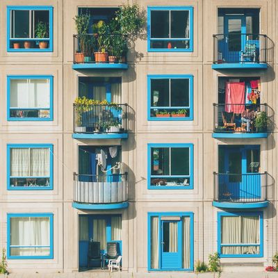 Die Wohnungssuche kann jedem die Nerven kosten – umso mehr, wenn man erst kürzlich aus seiner Heimat geflohen ist. Denn für geflüchtete Menschen kommen zusätzliche Hürden wie finanzielle Barrieren oder Rassismus hinzu.