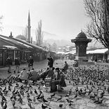 Reise zu den Sepharden, Im Bazar von Sarajevo, 1999

Digital Print auf Baryt Paper, ca. 45 x 45 cm, in Rahmen ca. 50 x 50 cm
Unikat, rückseitig signiert, datiert

AUSRUFPREIS: 450.-